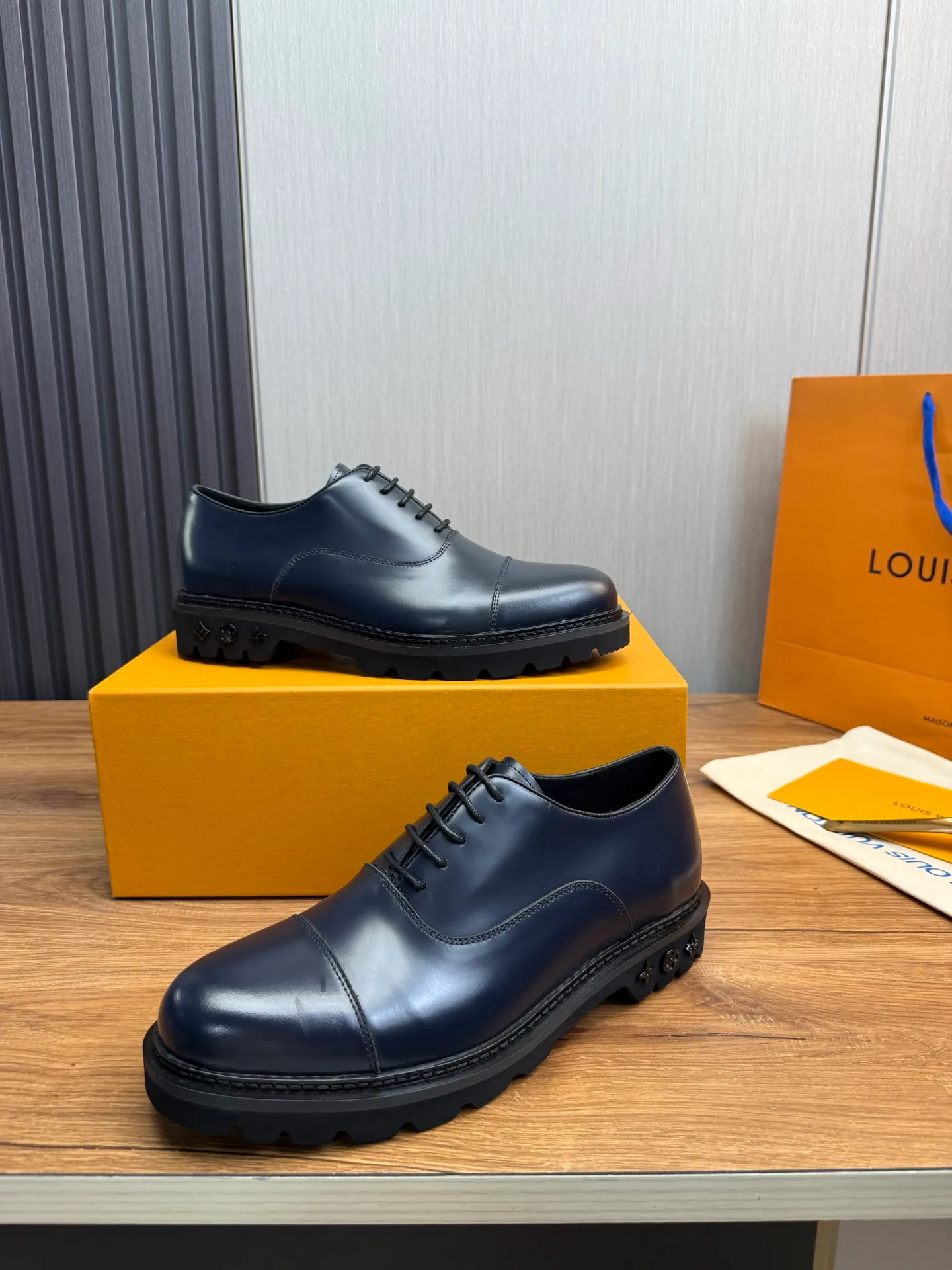 Men's shoes 💰900💰 LV. Men's casual lace-up leather shoes, the latest hot style 🔥 1:1 original purchase quality, top quality goods ⬆️The upper is imported open-edge beaded cowhide, cowhide, and cow suede. The hand-made three-dimensional stitching highlights the round toe design. The inner foot pads are all imported cowhide, with the original wear-resistant foam outsole, matching code 39-44, (38, 45 custom-made, non-refundable)
